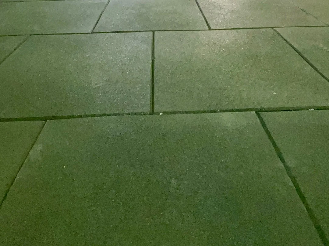 Placas de borracha verdes instaladas em área de brincar de escola