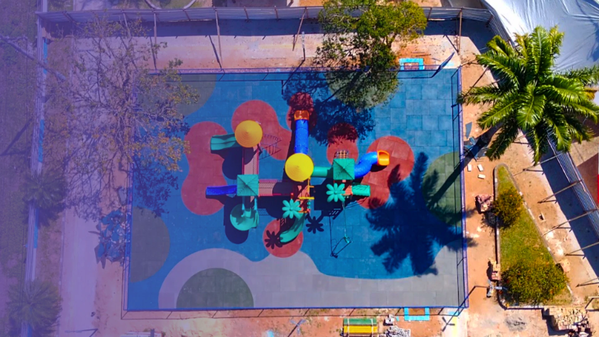Playground Skoppos instalado em condomínio, com brinquedos e piso de segurança